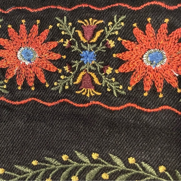 Embroidered Jean Skirt🌼 - Picture 10 of 12